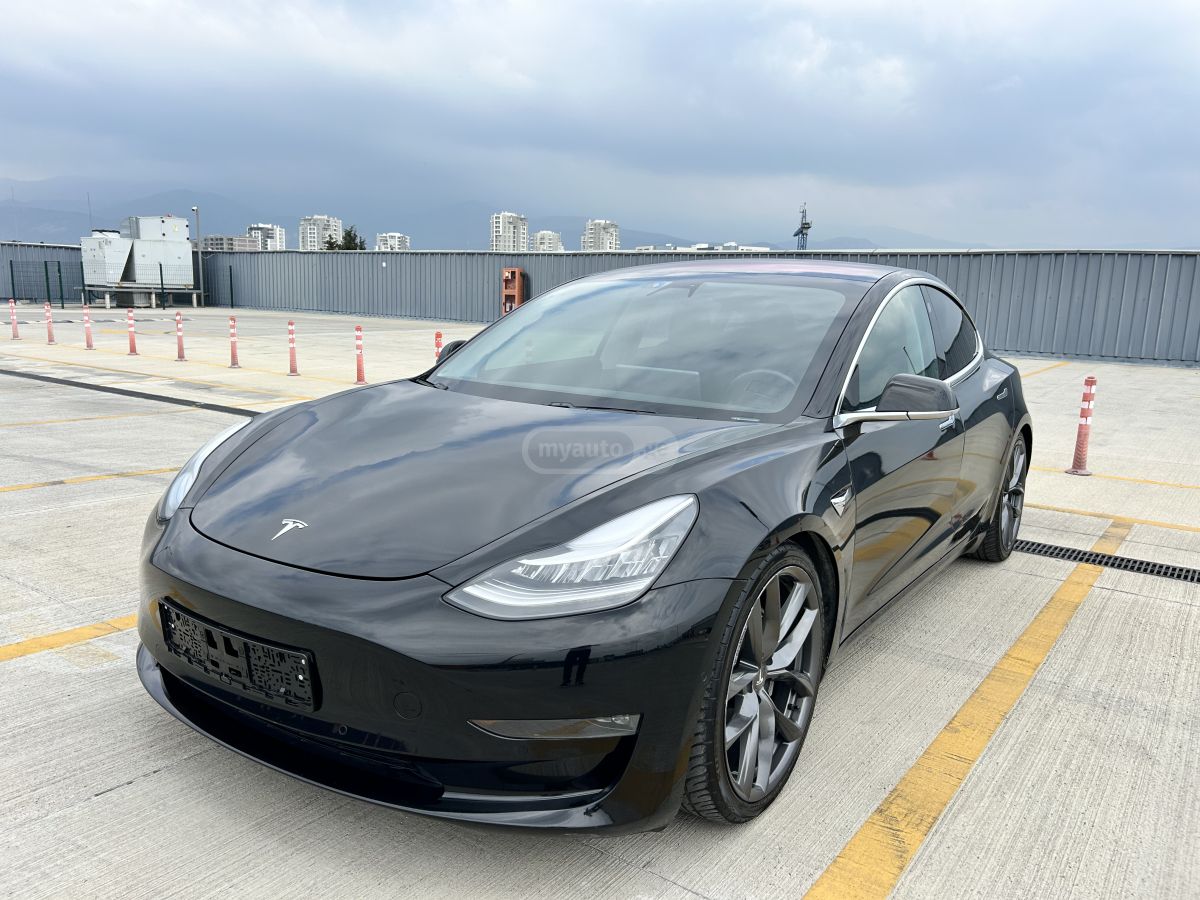 Tesla Model 3 - фото 1