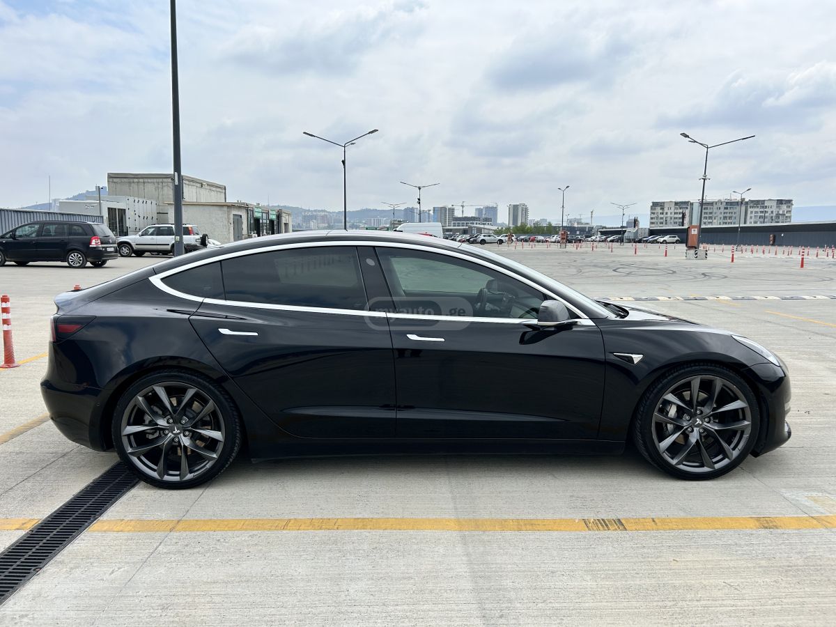 Tesla Model 3 - фото 4