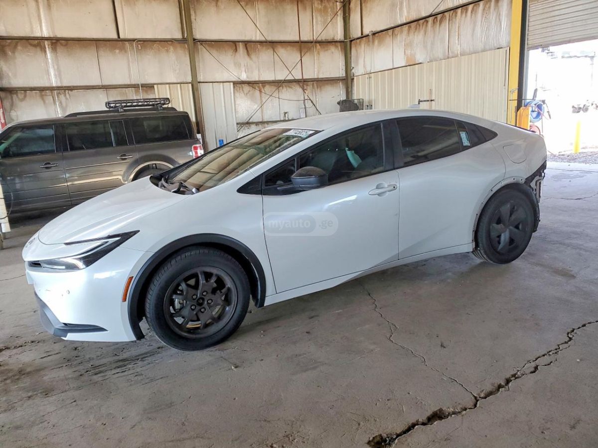 Toyota Prius - фото 1