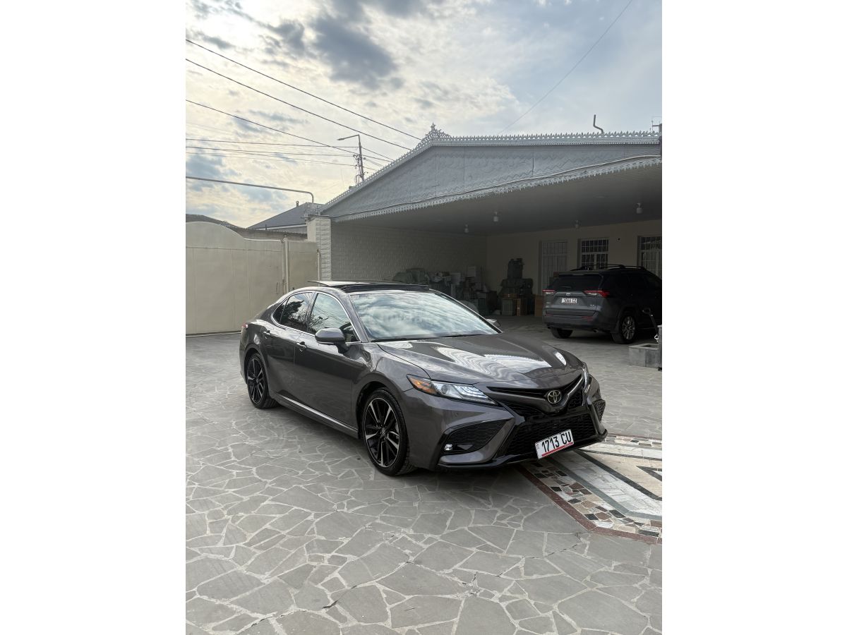 Toyota Camry - фото 1