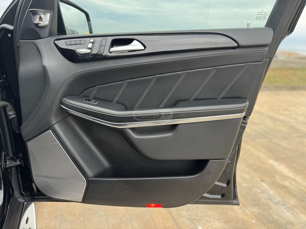 Mercedes-Benz GLS 63 AMG - фото 12