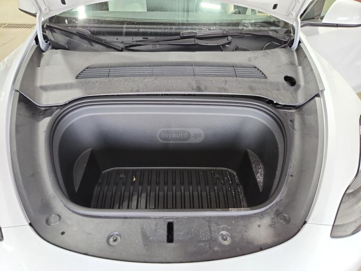 Tesla Model Y - фото 9