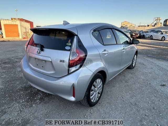 Toyota Aqua - фото 6