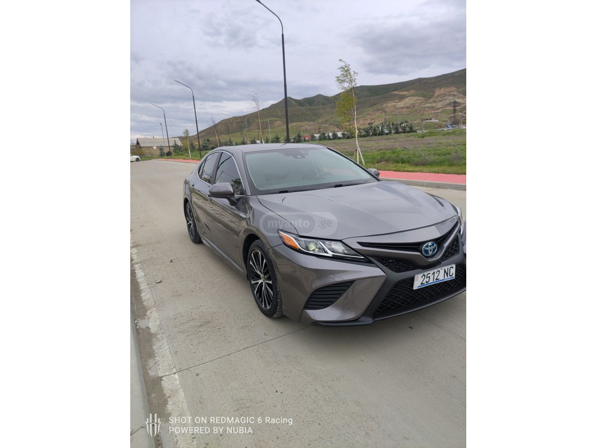 Toyota Camry - фото 1
