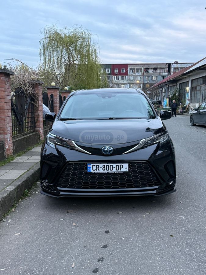 Toyota Sienna - фото 1