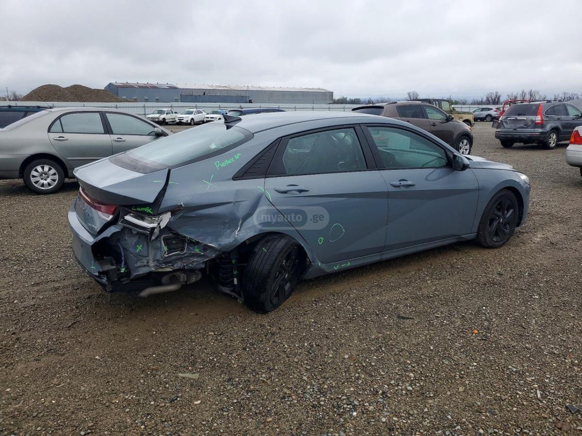 Hyundai Elantra - фото 3