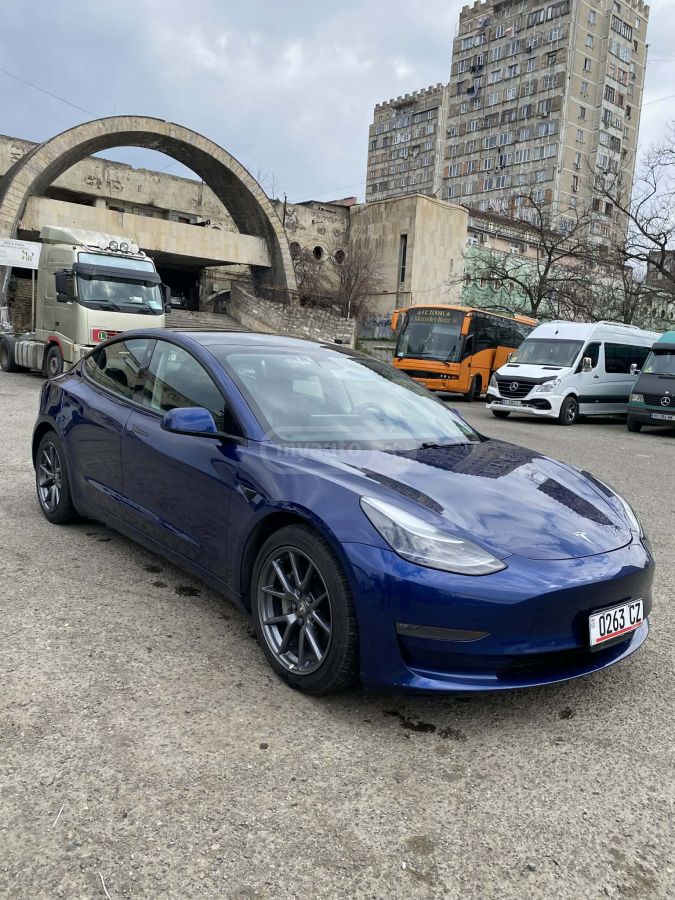 Tesla Model 3 - фото 1