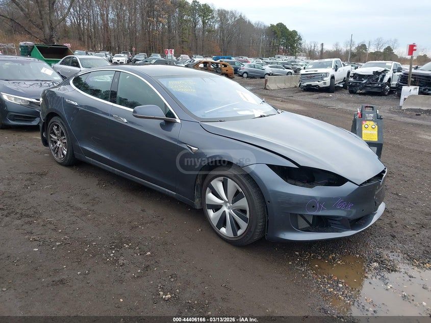 Tesla Model S - фото 1
