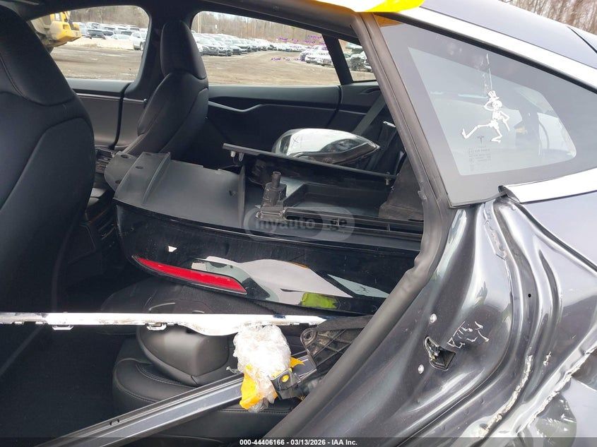 Tesla Model S - фото 7