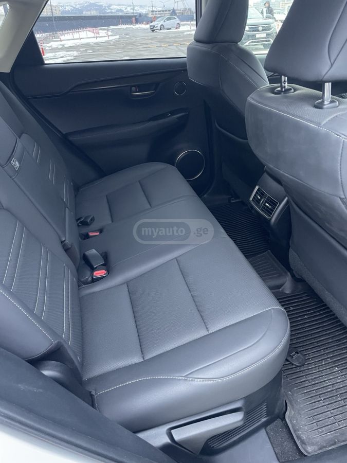 Lexus Base 4dr All-Wheel Drive CVT — миниатюра 8