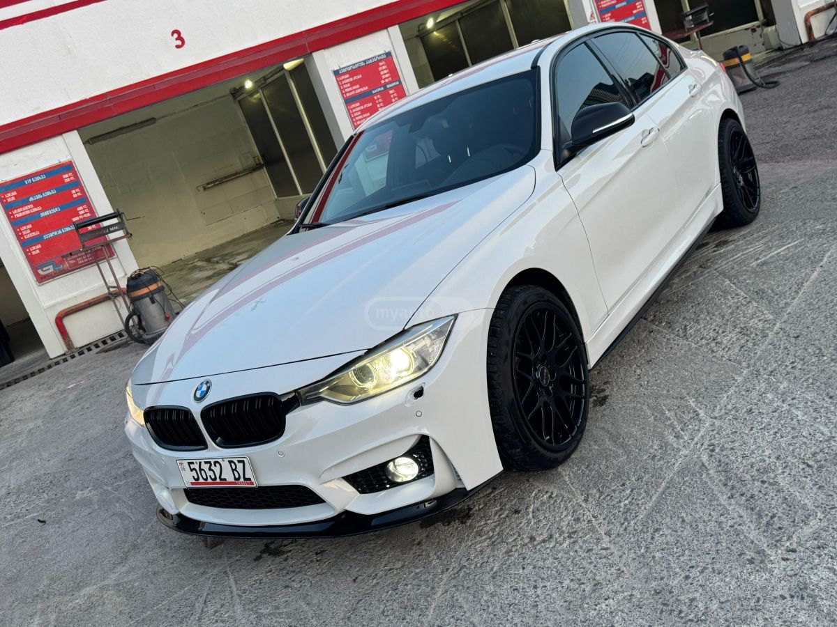 BMW330 i2017