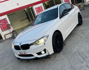BMW330 i2017