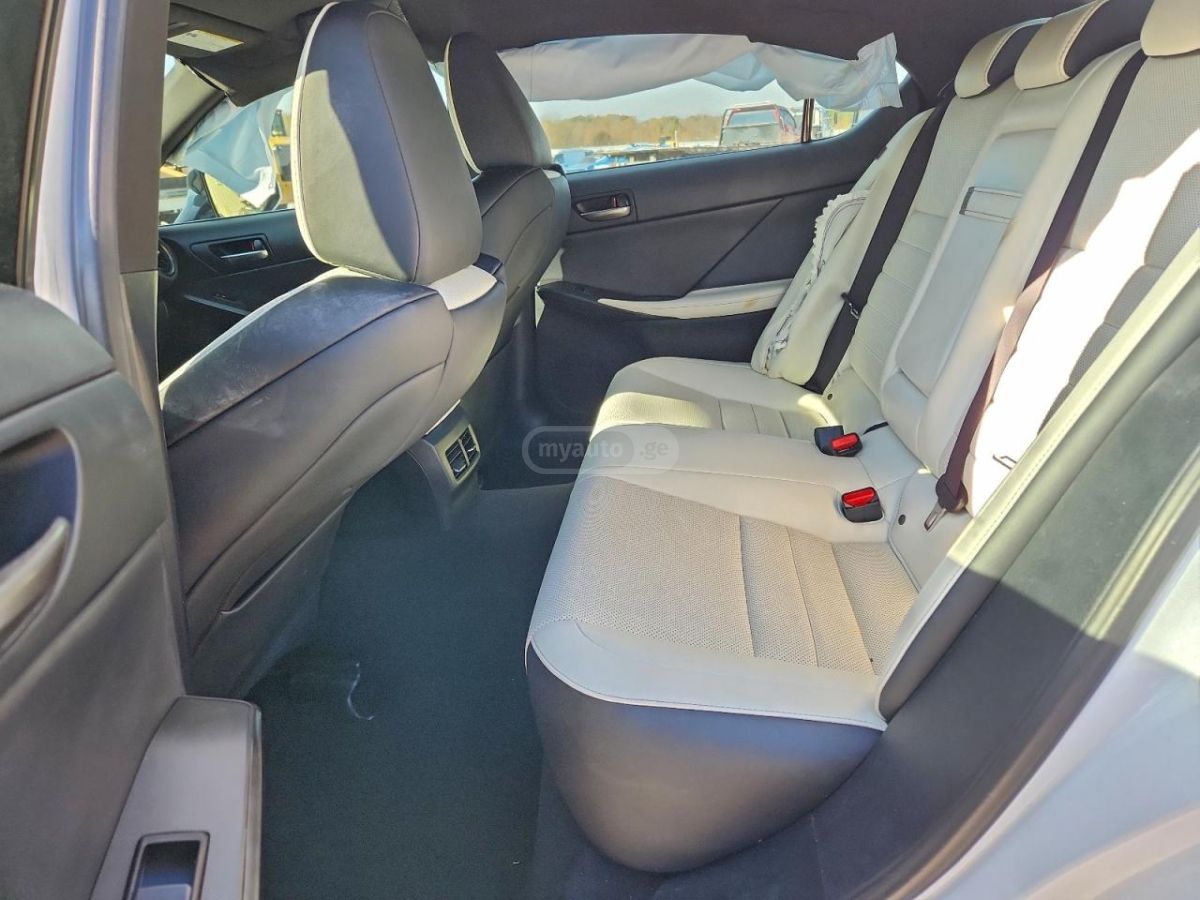 Lexus F SPORT Design 4dr Rear-Wheel — миниатюра 9