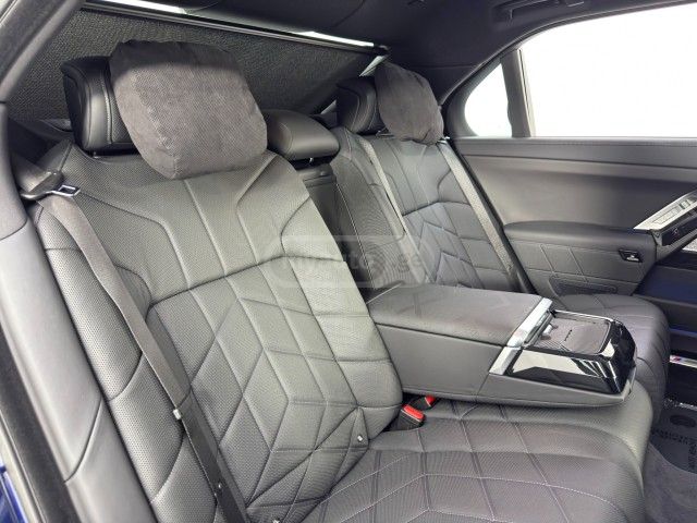 BMW I7 - фото 7
