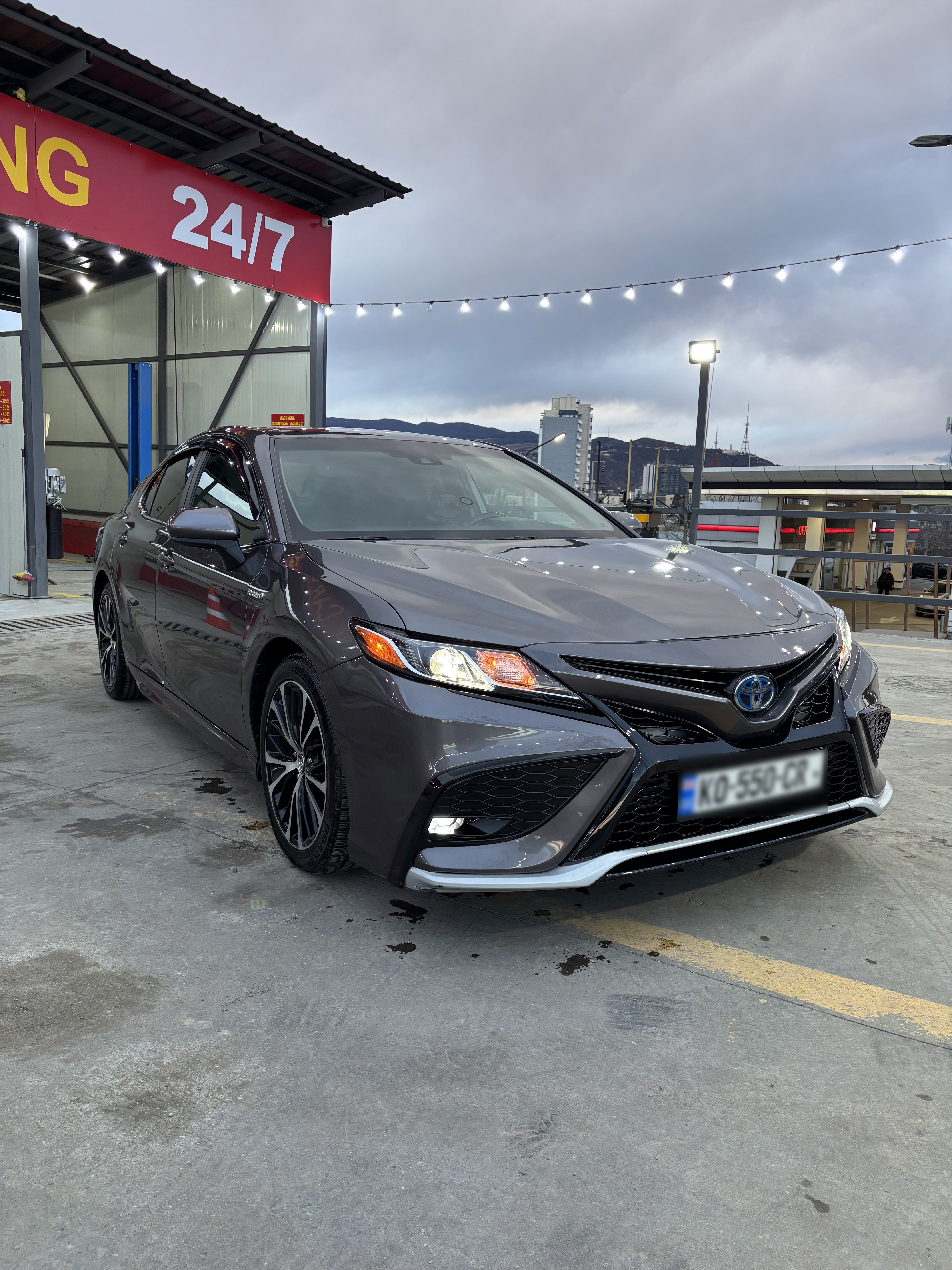 Toyota Camry - фото 1