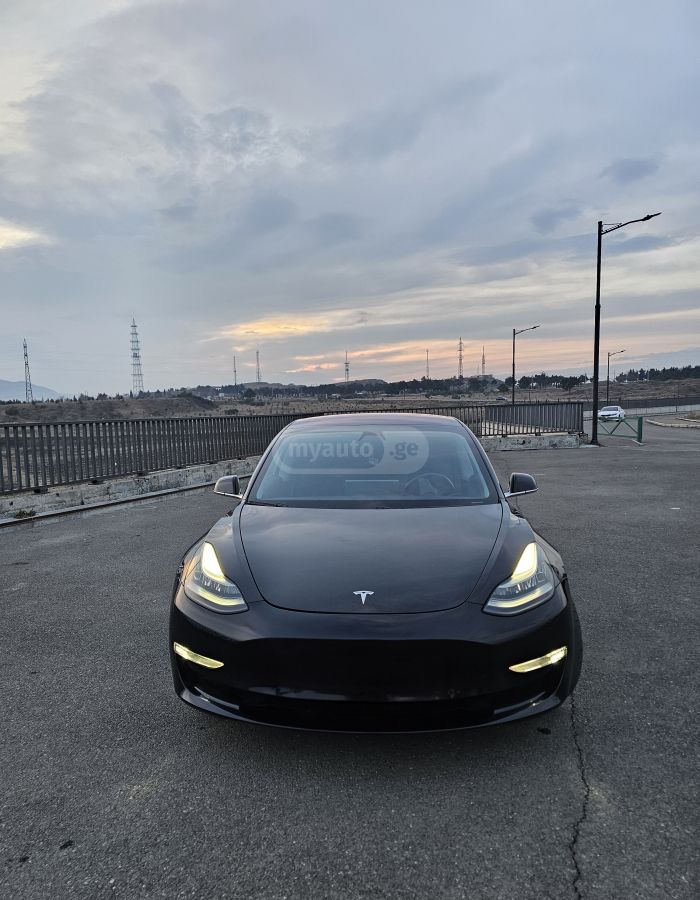 Tesla Model 3 - фото 1