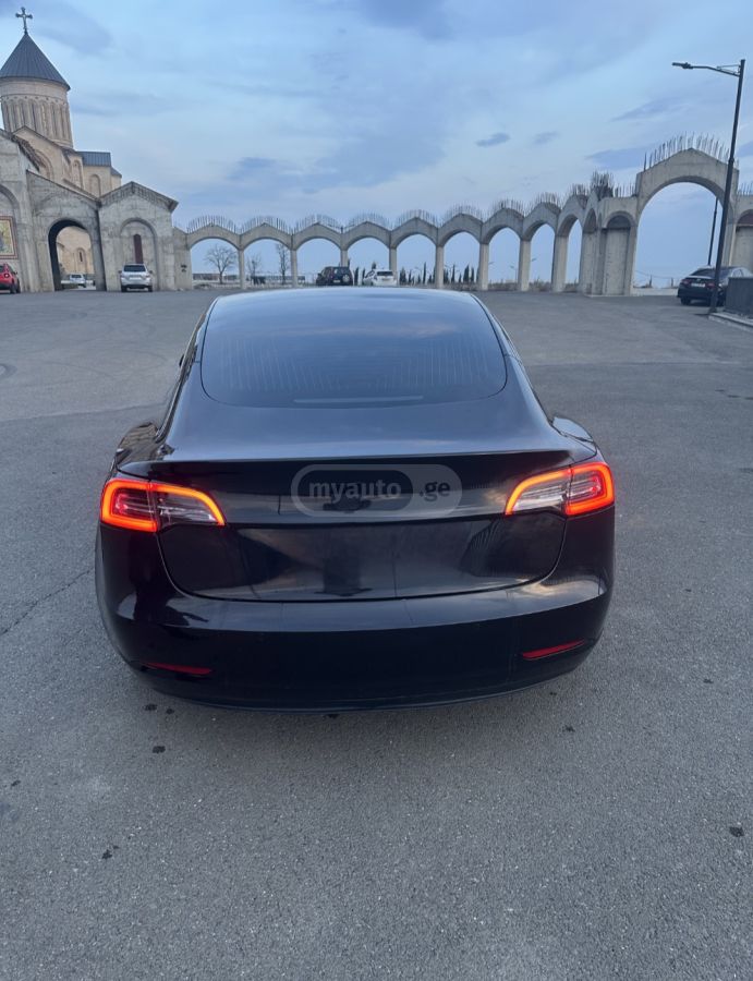 Tesla Model 3 - фото 3