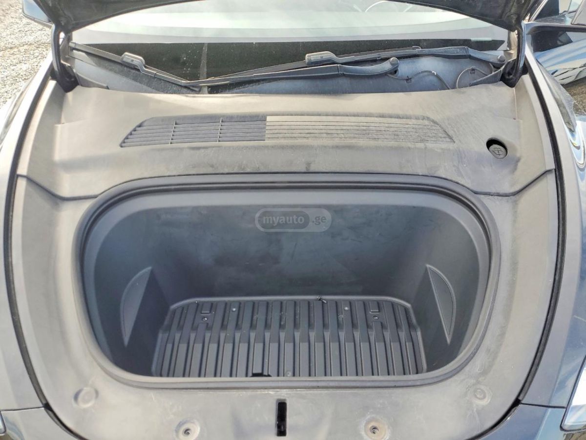 Tesla Model Y - фото 11