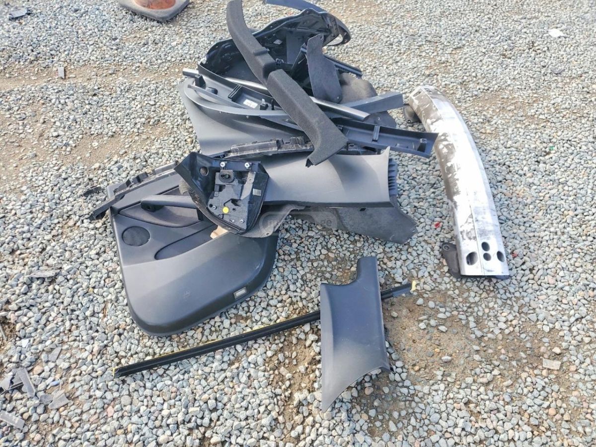 Tesla Model Y - фото 12