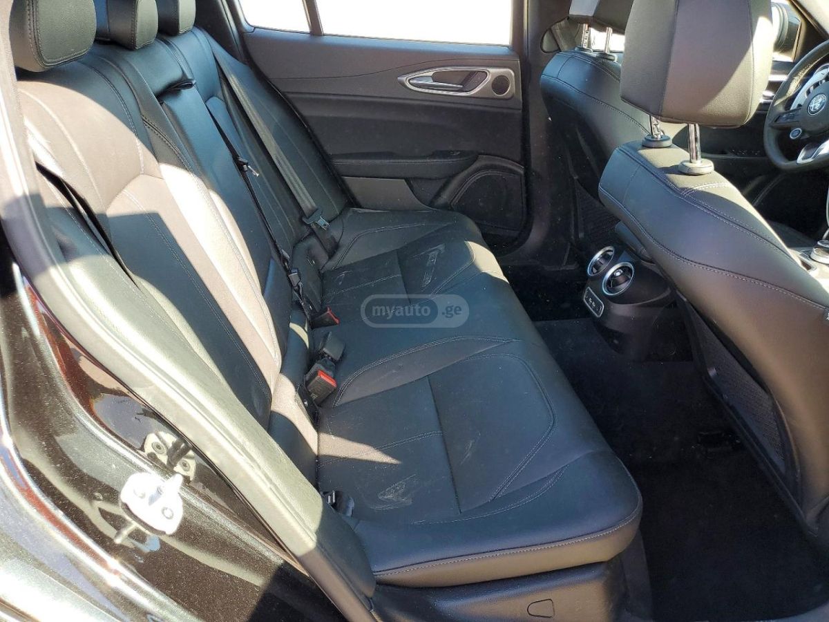 Alfa Romeo Giulia 2025 — миниатюра 10