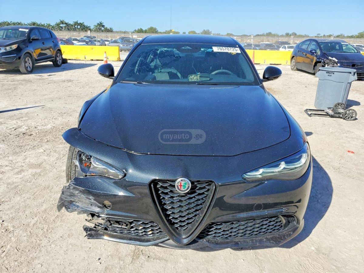 Alfa Romeo Giulia 2025 — миниатюра 5