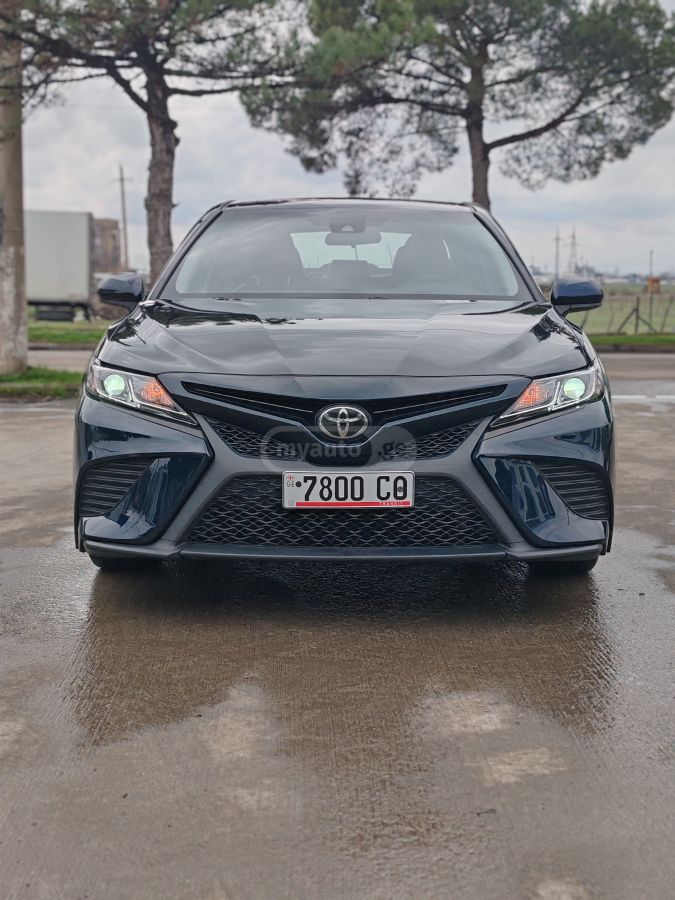 Toyota Camry - фото 1