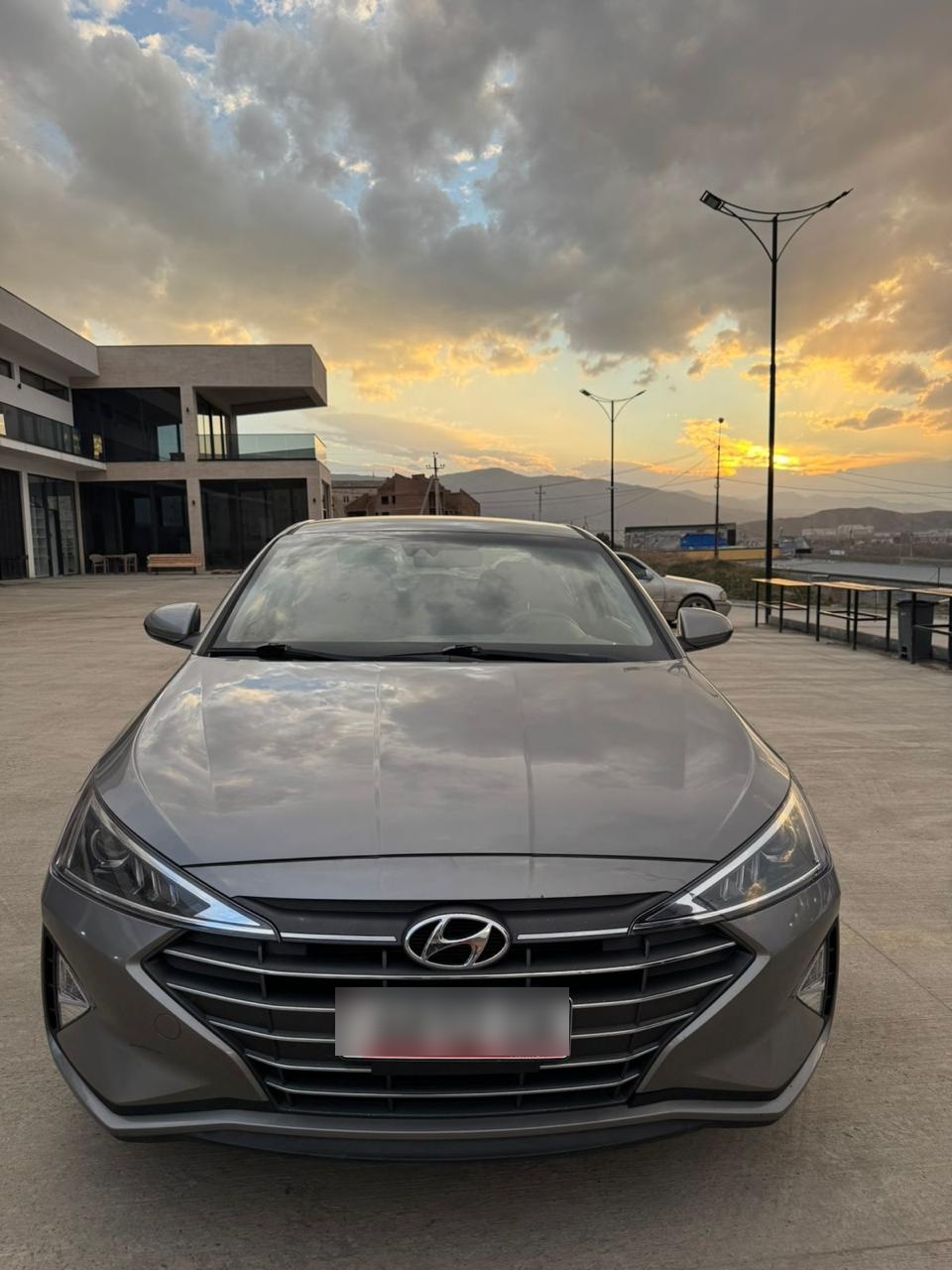 Hyundai Elantra - фото 1
