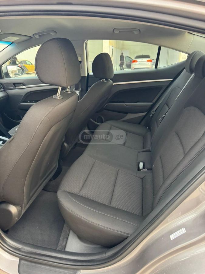 Hyundai Elantra - фото 3