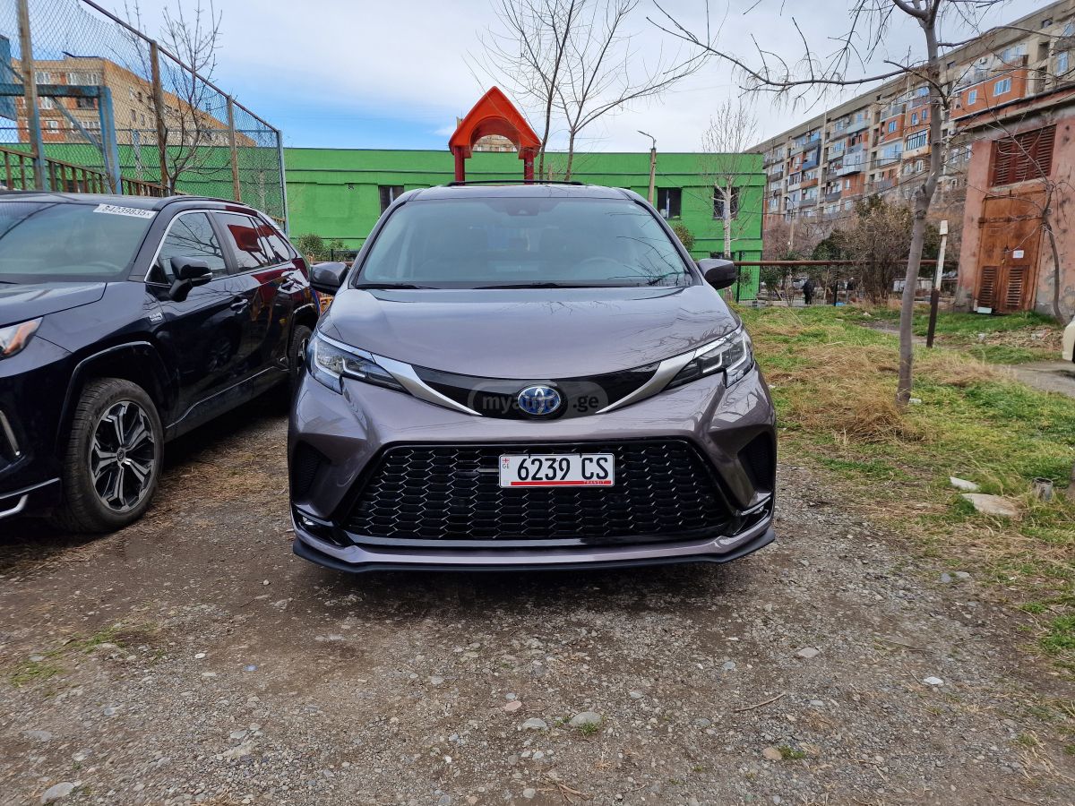 Toyota Sienna - фото 1