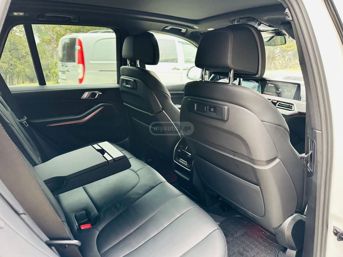 BMW sDrive40i 4dr 4x2 Sports Activ — миниатюра 11