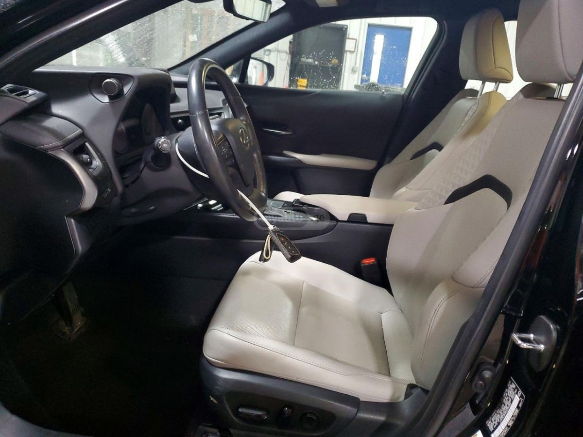 Lexus UX - фото 2