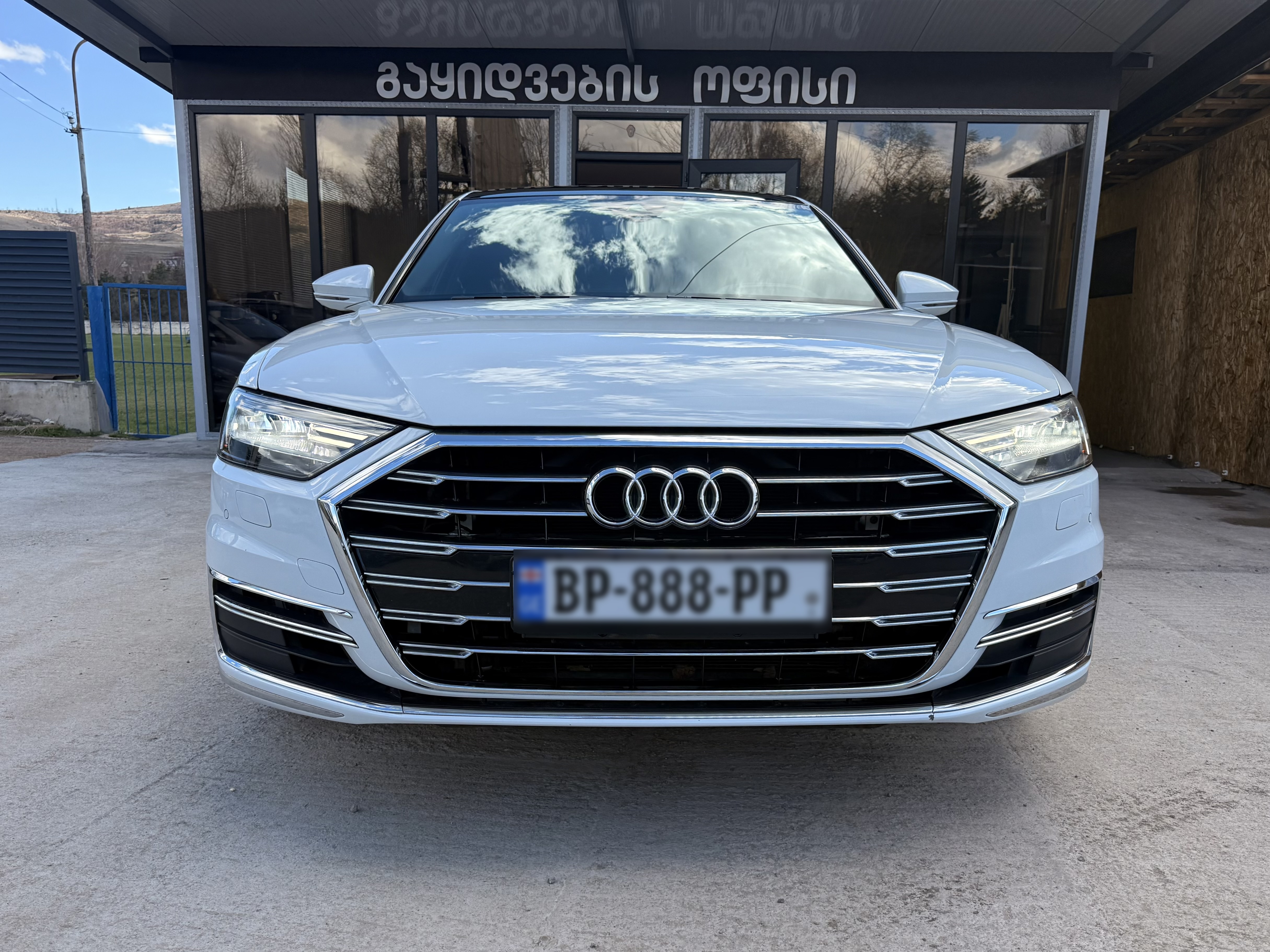 Audi A8 - фото 1