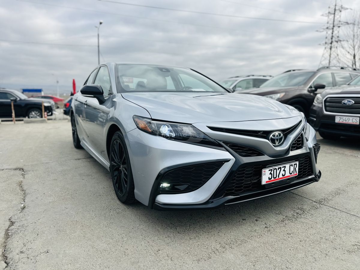 Toyota Camry - фото 1