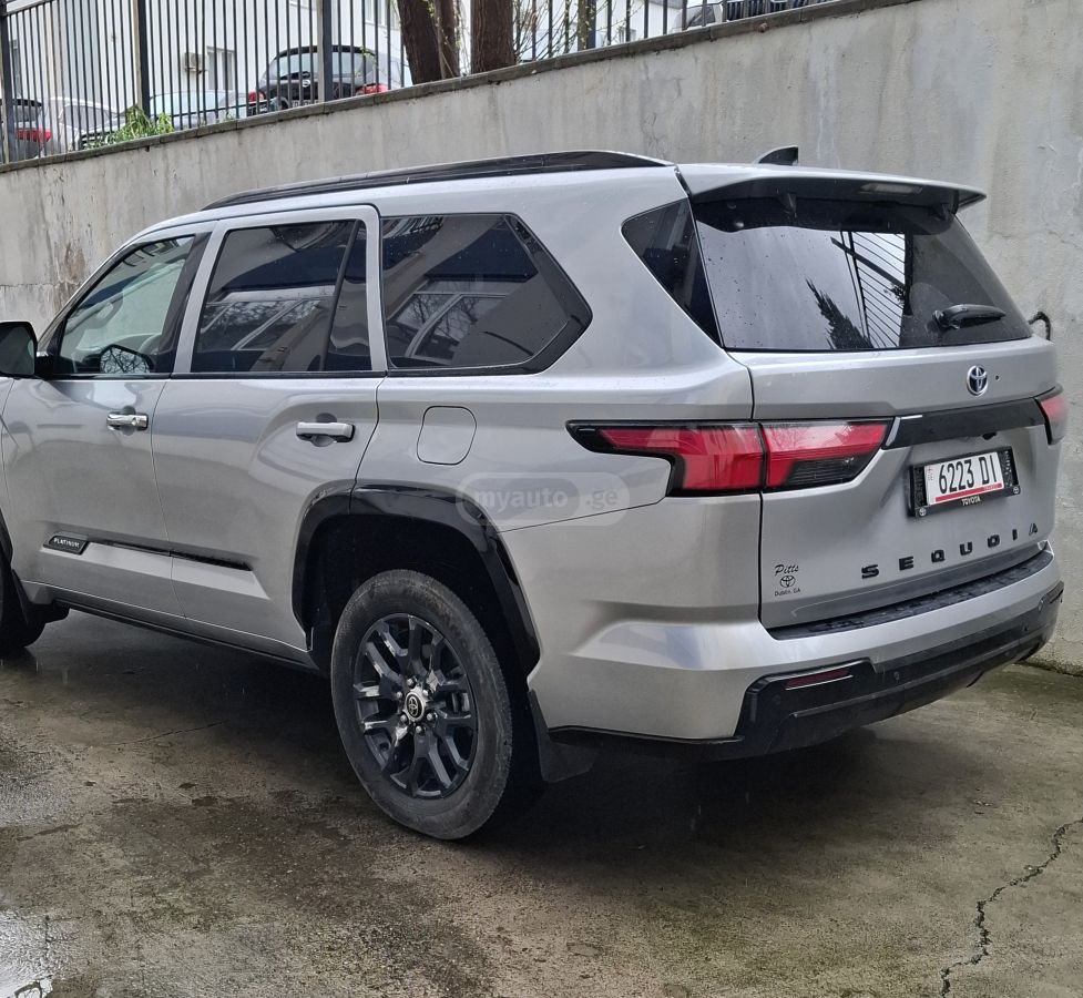 Toyota Sequoia - фото 3