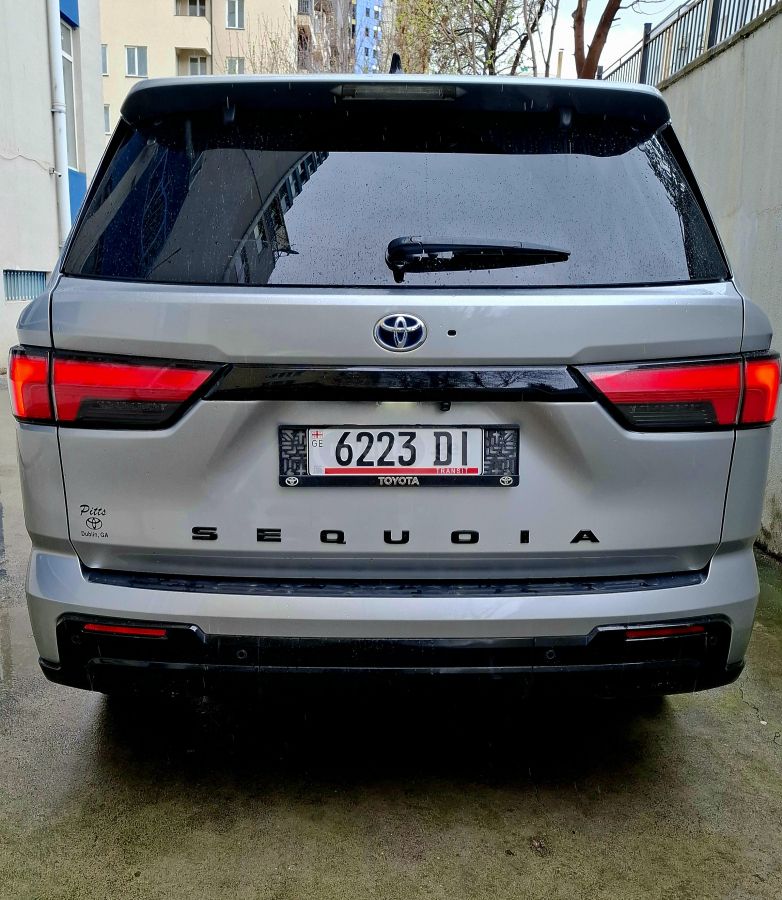 Toyota Sequoia - фото 4