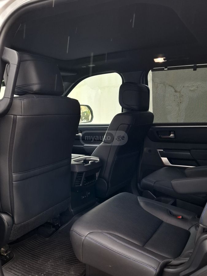 Toyota Sequoia - фото 7