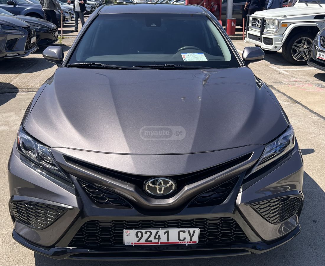 Toyota Camry - фото 1