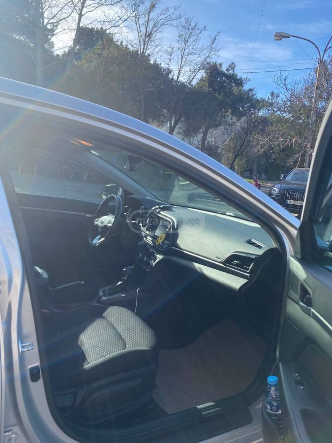 Hyundai Elantra - фото 8