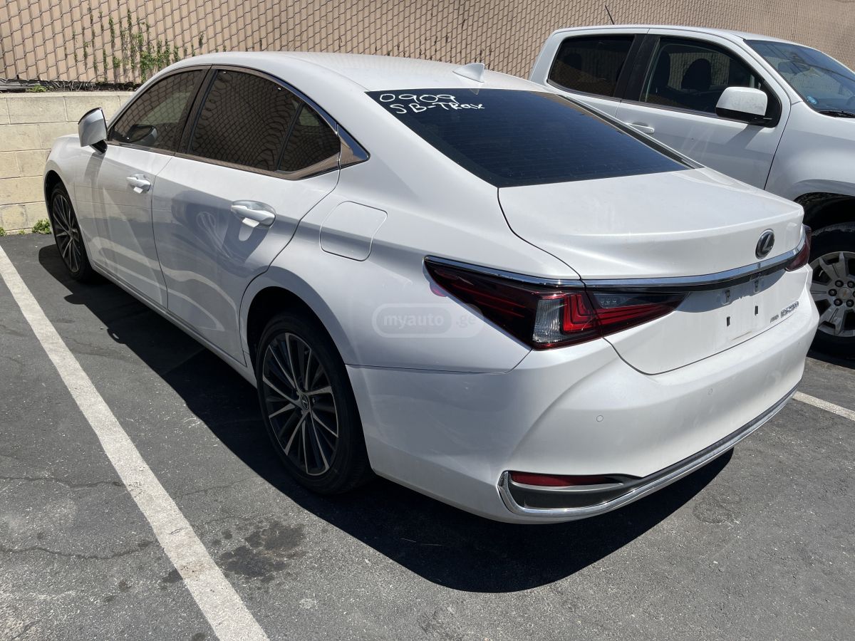 Lexus Base 4dr All-Wheel Drive Sedan — миниатюра 3