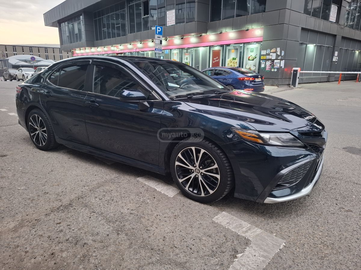 Toyota Camry - фото 1