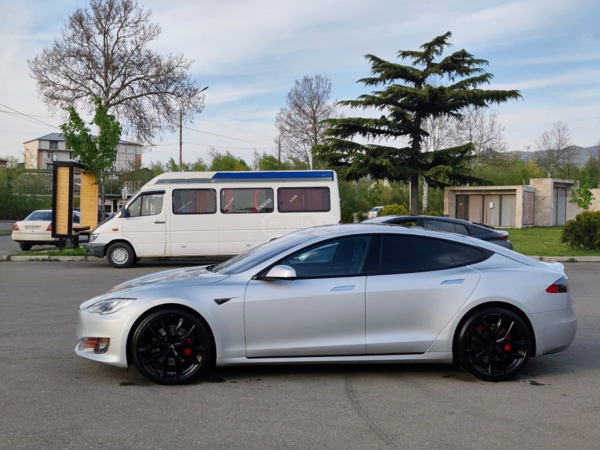 Tesla Model S - фото 7