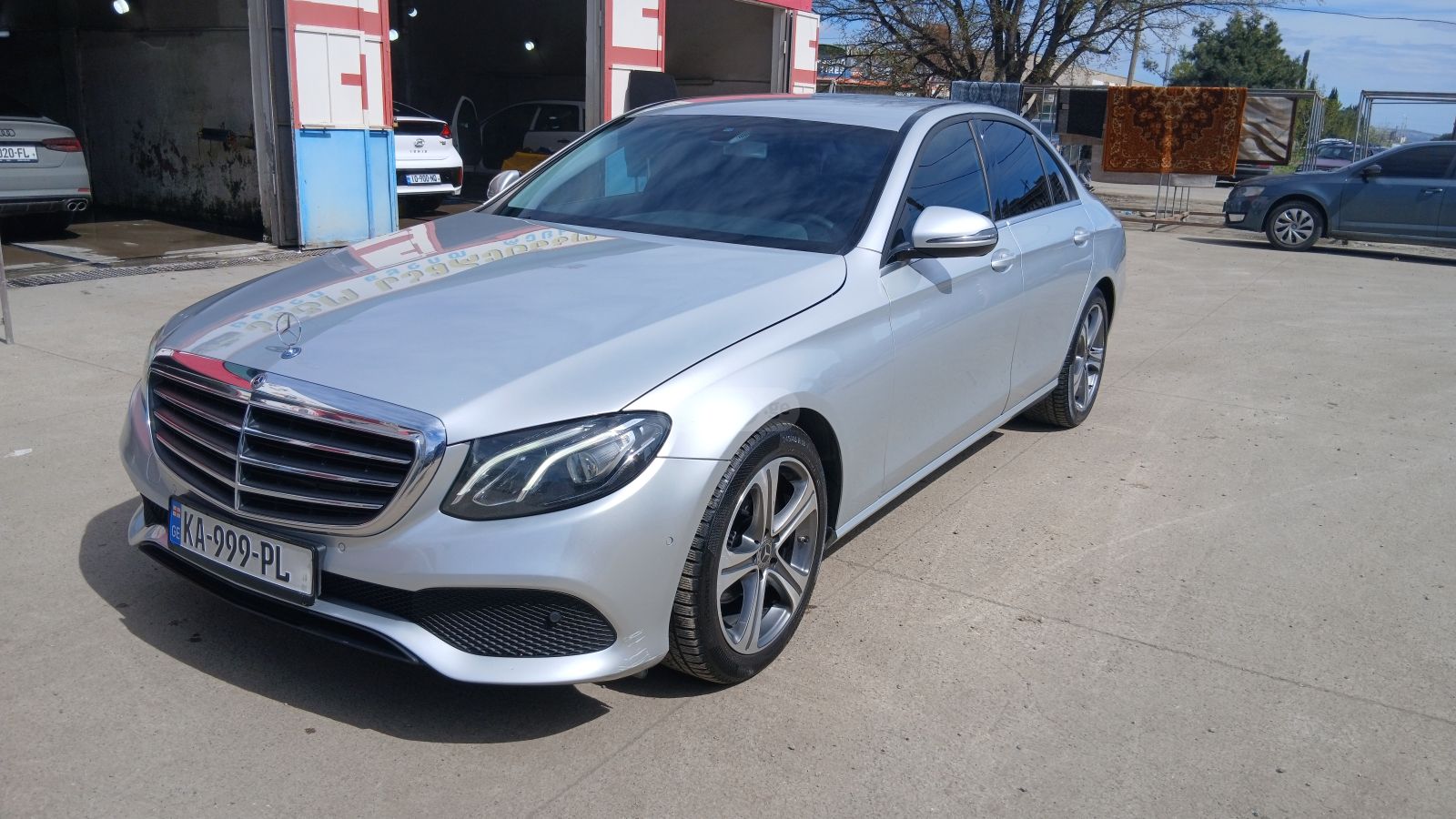 Mercedes-Benz E 220 - фото 1