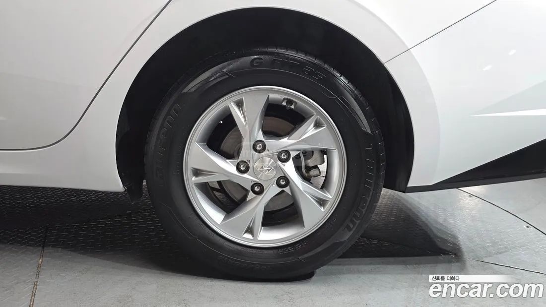 Hyundai Elantra - фото 5