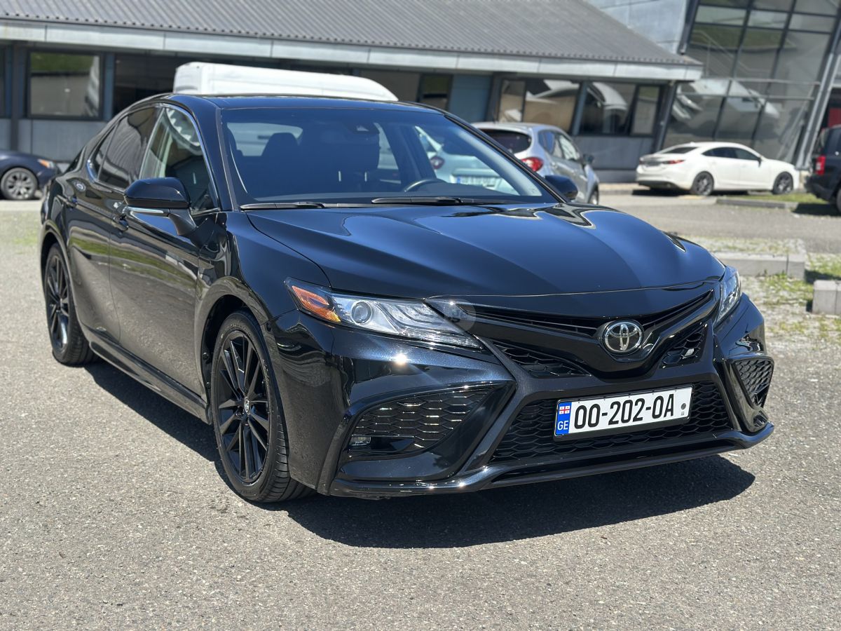 Toyota Camry - фото 1