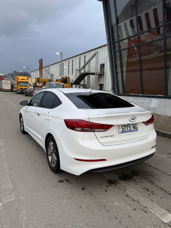 Hyundai Elantra - фото 1