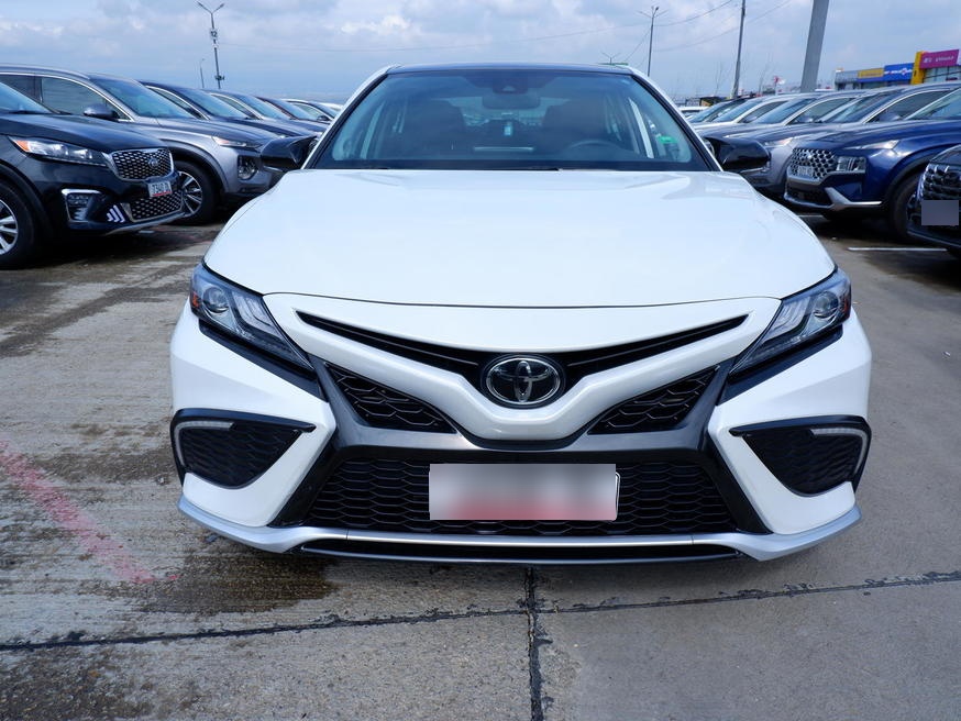 Toyota Camry - фото 1