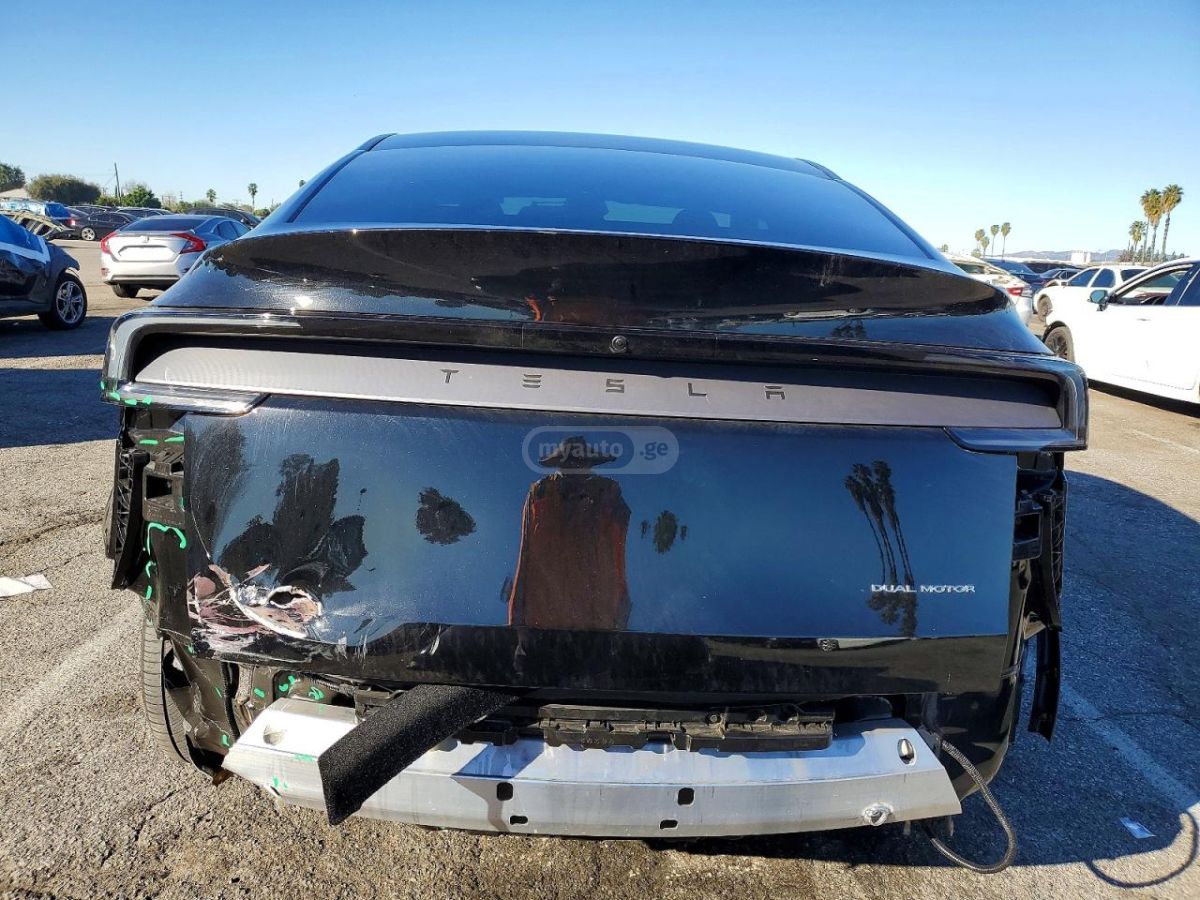 Tesla Model Y 2025 — миниатюра 6