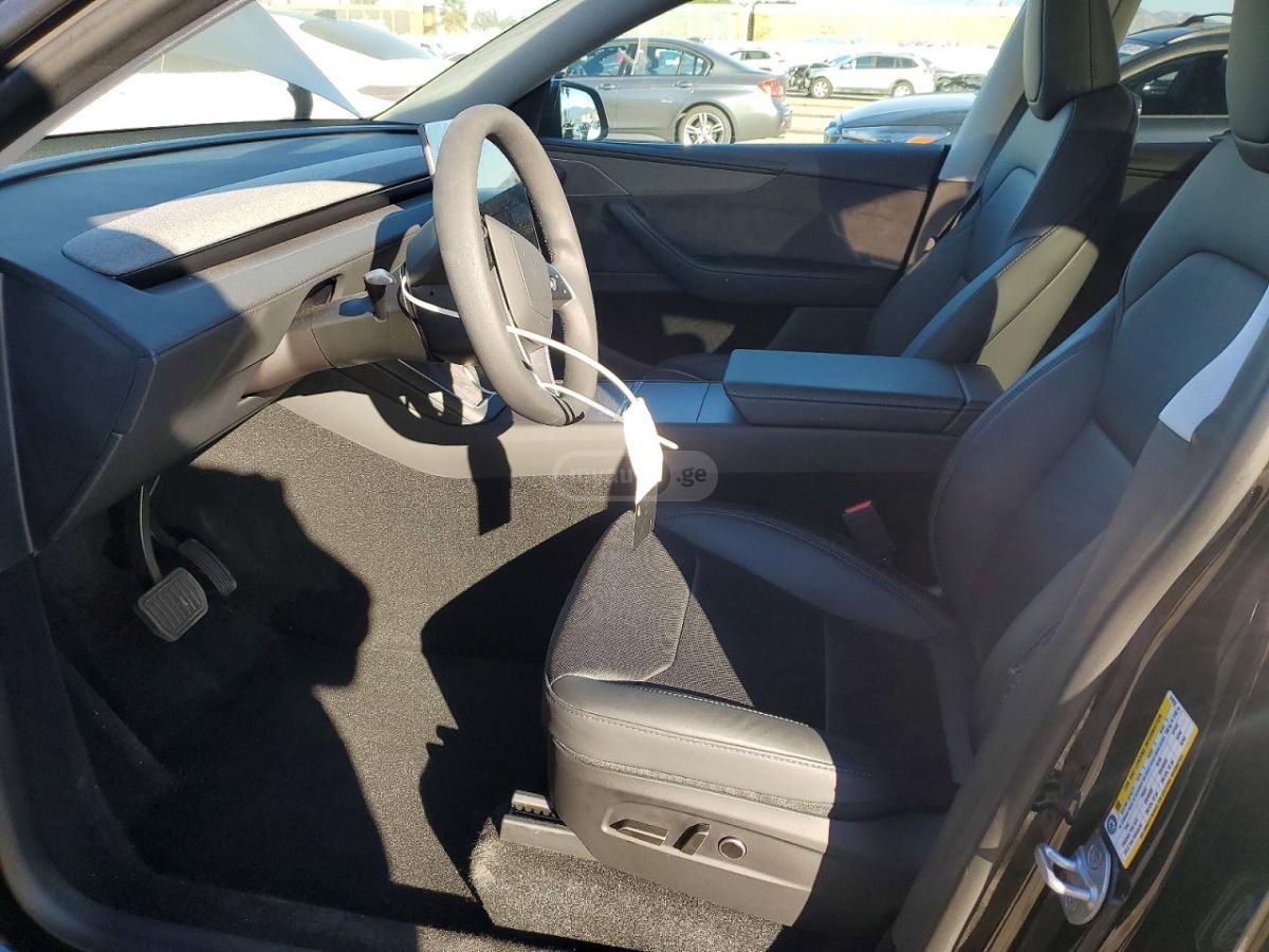 Tesla Model Y 2025 — миниатюра 7