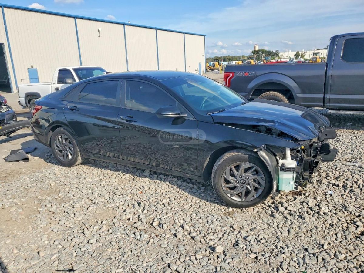 Hyundai Elantra - фото 1