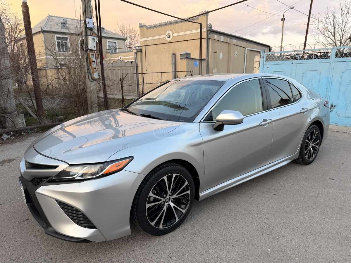 Toyota Camry - фото 1